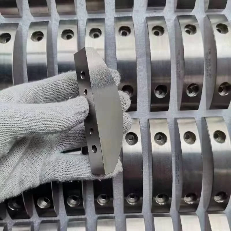Heavy-alloy counterweight components arranged in a row